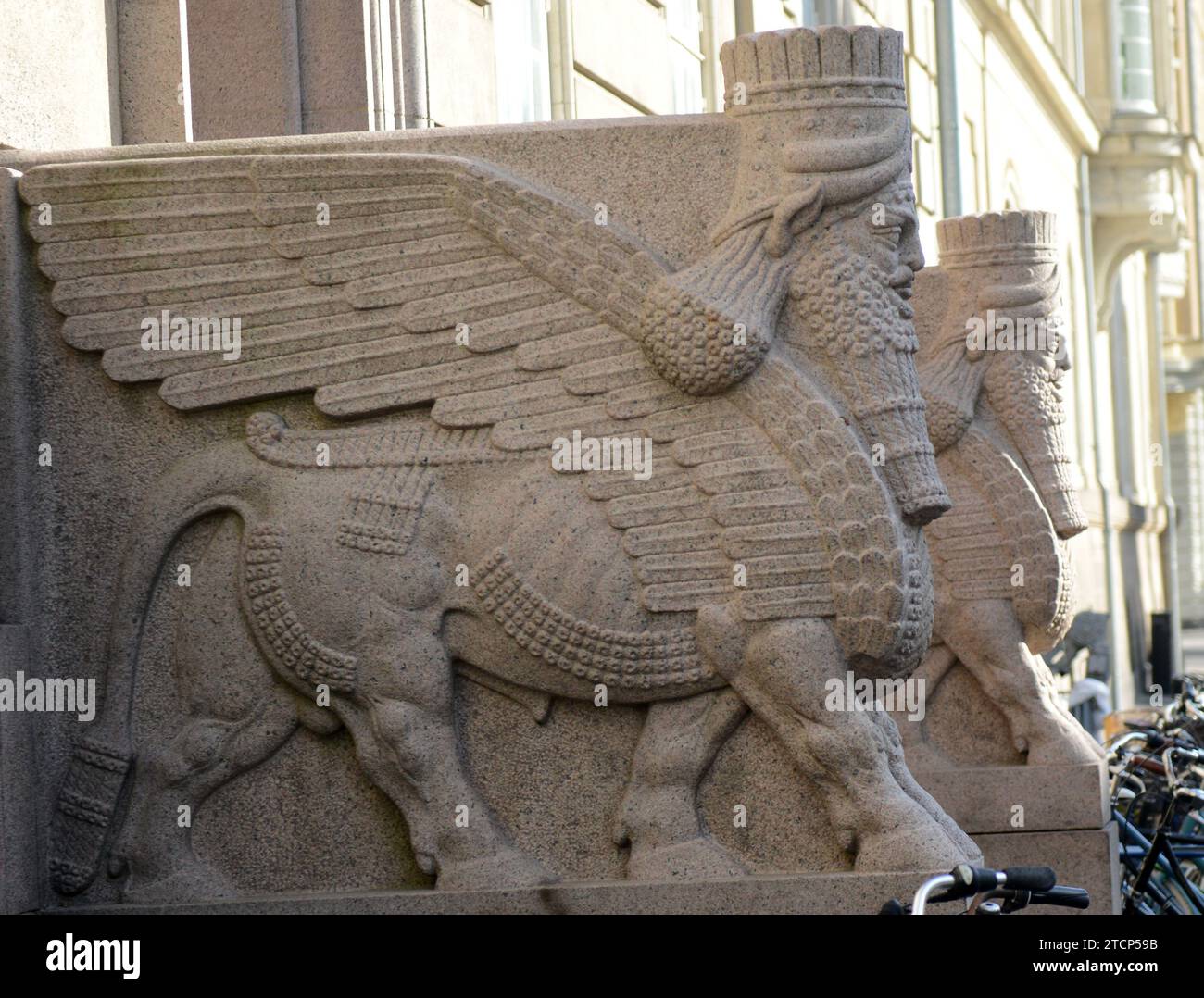 Guardiani assiri di fronte ai dormitori del college a Kristianiagade 10, Copenaghen, Danimarca. Foto Stock