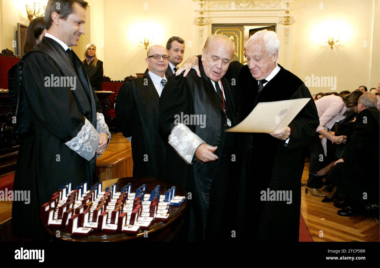 14/12/2006. Madrid 12-15-06: Manuel Jimenez de Parga riceve un diploma e una medaglia dal presidente dell'ordine degli Avvocati Luis Martí Mingarro, per cinquant'anni dedicato alla pratica del diritto. Foto: Sigefredo. ArchDC. Crediti: Album / Archivo ABC / Sigefredo Camarero Foto Stock
