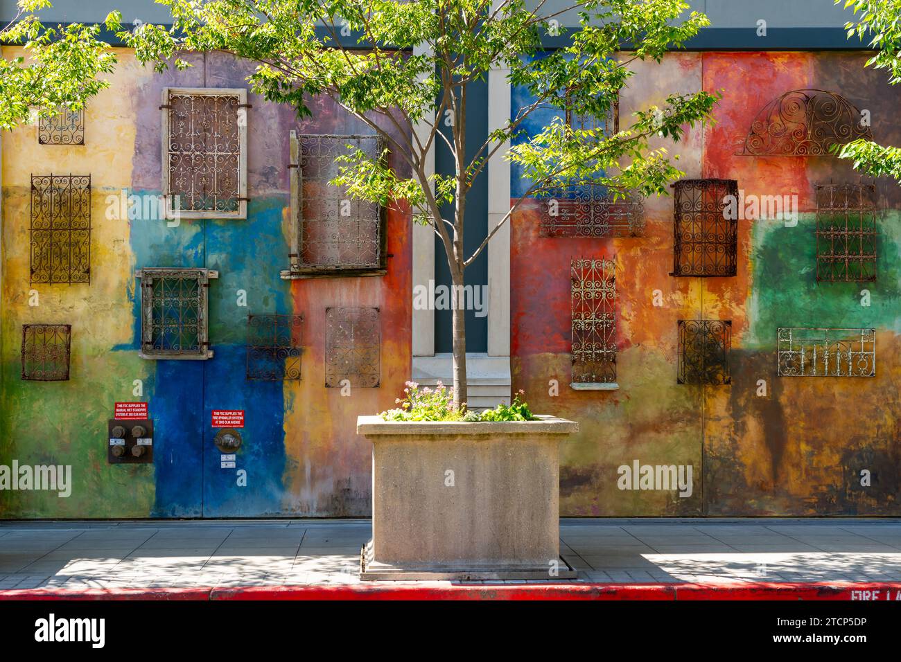Pareti colorate con motivo in ferro battuto in un vicolo di Santana Row, San Jose, California, Stati Uniti Foto Stock
