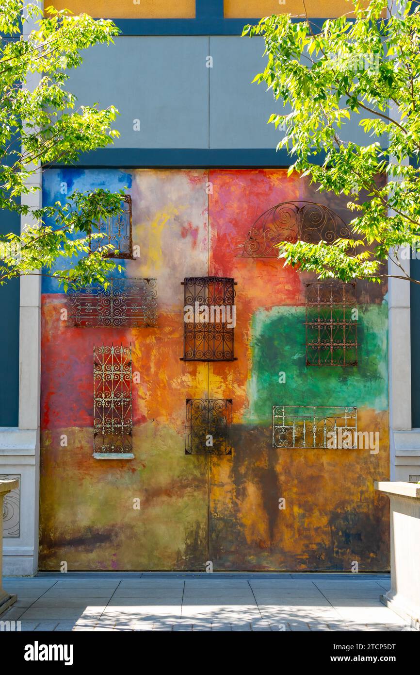 Pareti colorate con motivo in ferro battuto in un vicolo di Santana Row, San Jose, California, Stati Uniti Foto Stock