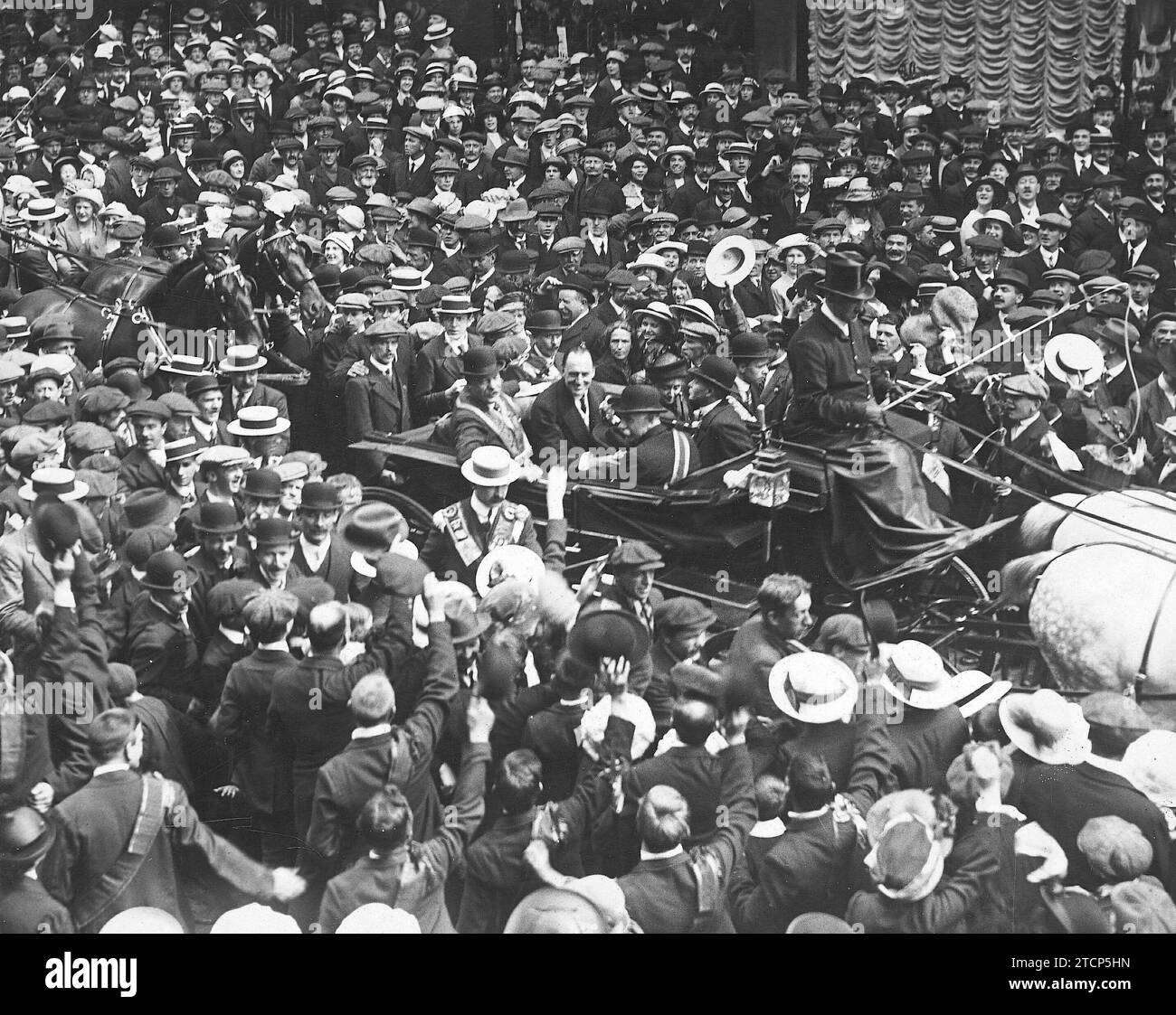 06/30/1914. Situazione molto grave in Irlanda. Sir E. Carson, accolto dai suoi ammiratori mentre cammina per le strade dopo aver esaminato i volontari dell'Ulster, che sono venuti per esercitarsi nell'uso delle armi. Crediti: Album / Archivo ABC / Louis Hugelmann Foto Stock