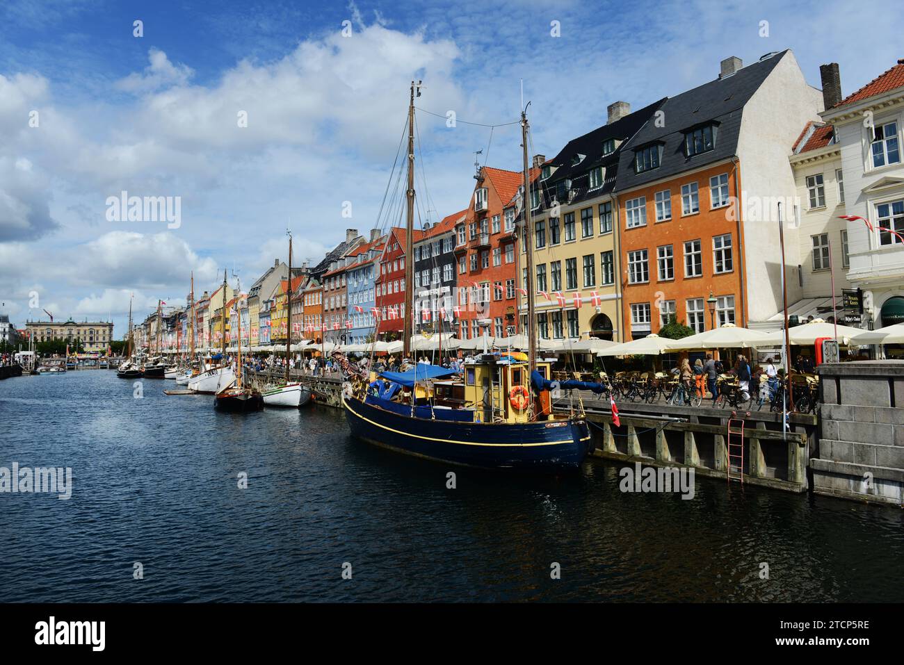 Facciate colorate e vecchie navi lungo il canale Nyhavn a Copenaghen, Danimarca. Foto Stock