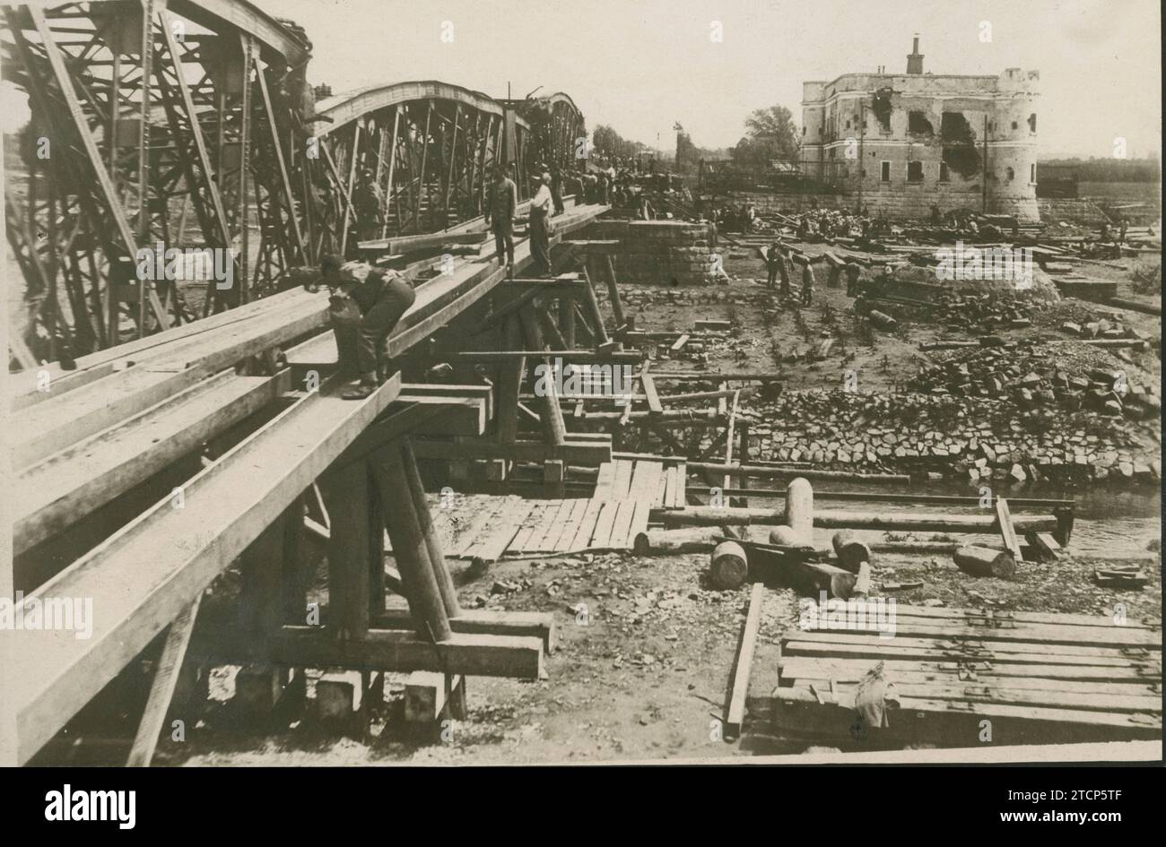 Ottobre 1915. Dell'esercito austro-ungarico. Costruzione di un ponte di legno lungo cento metri sul fiume Stowiaz. Crediti: Album / Archivo ABC Foto Stock