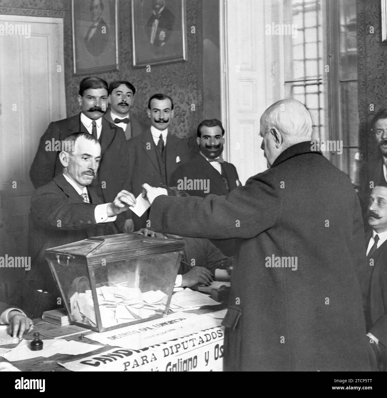 03/07/1914. Le elezioni dei deputati a Madrid. Il generale Azcarrraga ha espresso il suo voto nella settima sessione del distretto congressuale. Crediti: Album / Archivo ABC / Ramón Alba Foto Stock