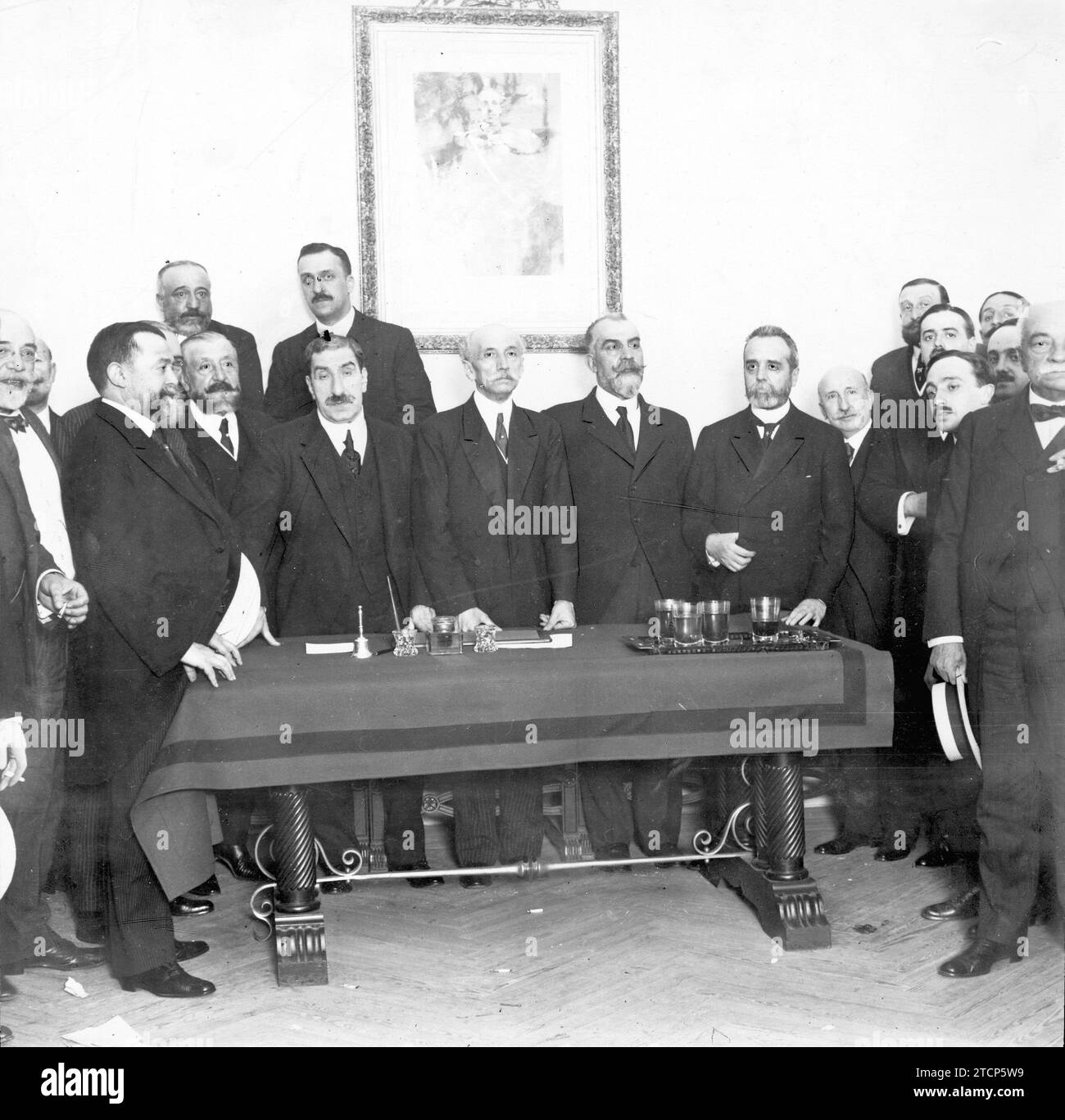 06/29/1915. Nel circolo conservatore di Madrid. Il presidente del Consiglio, dato (X), circondato da personalità di alto livello della politica conservatrice, alla fine del discorso che ha tenuto ieri pomeriggio accettando la leadership del partito. Crediti: Album / Archivo ABC / Ramón Alba Foto Stock
