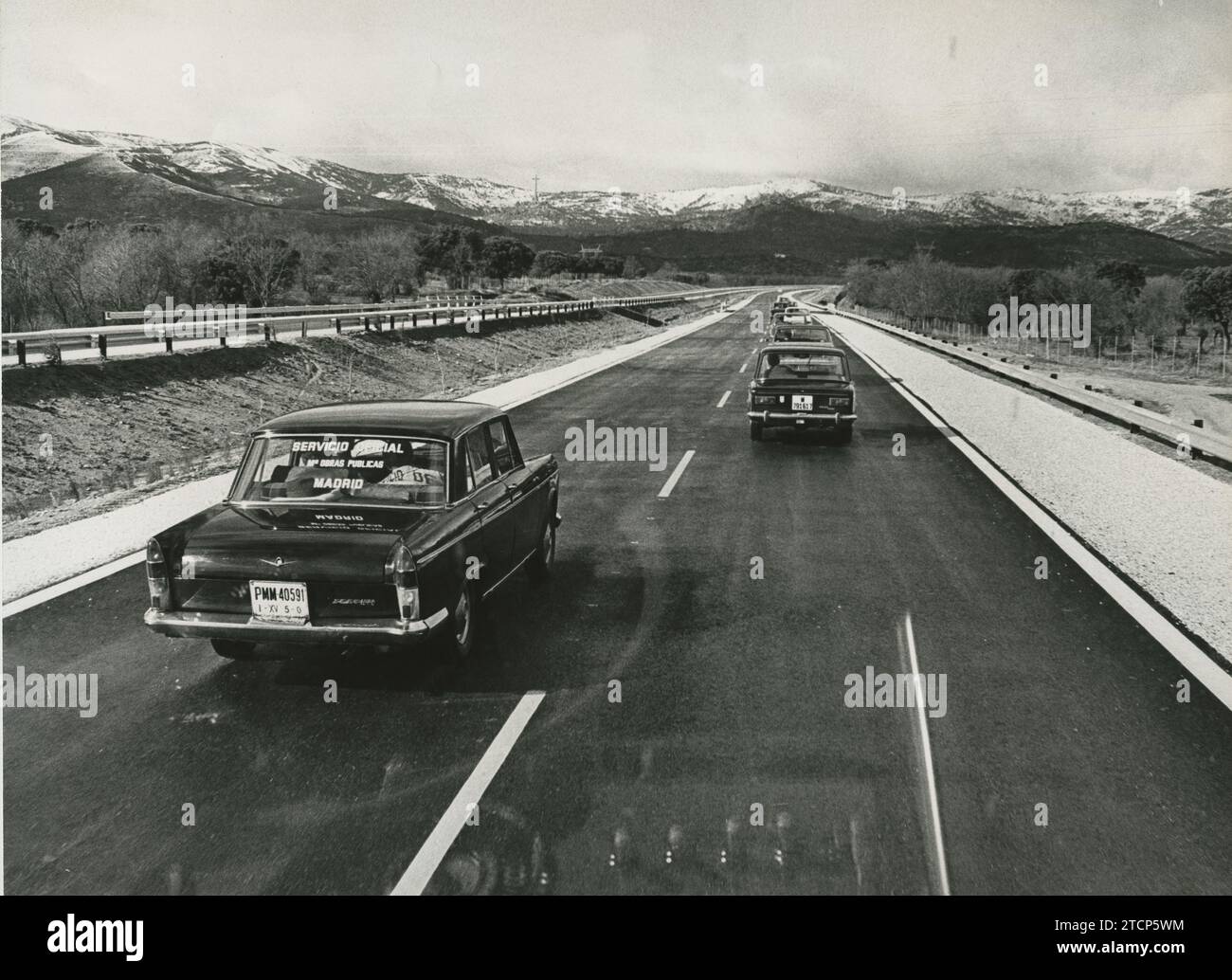 Guadarrama, 2/8/1972.- visita di un gruppo di informatori ai lavori dell'autostrada Coruña in prossimità dei tunnel Guadarrama. Nell'immagine, un posto 1500 dal Ministero dei lavori pubblici e un posto 124. Crediti: Album / Archivo ABC / Teodoro Naranjo Domínguez Foto Stock