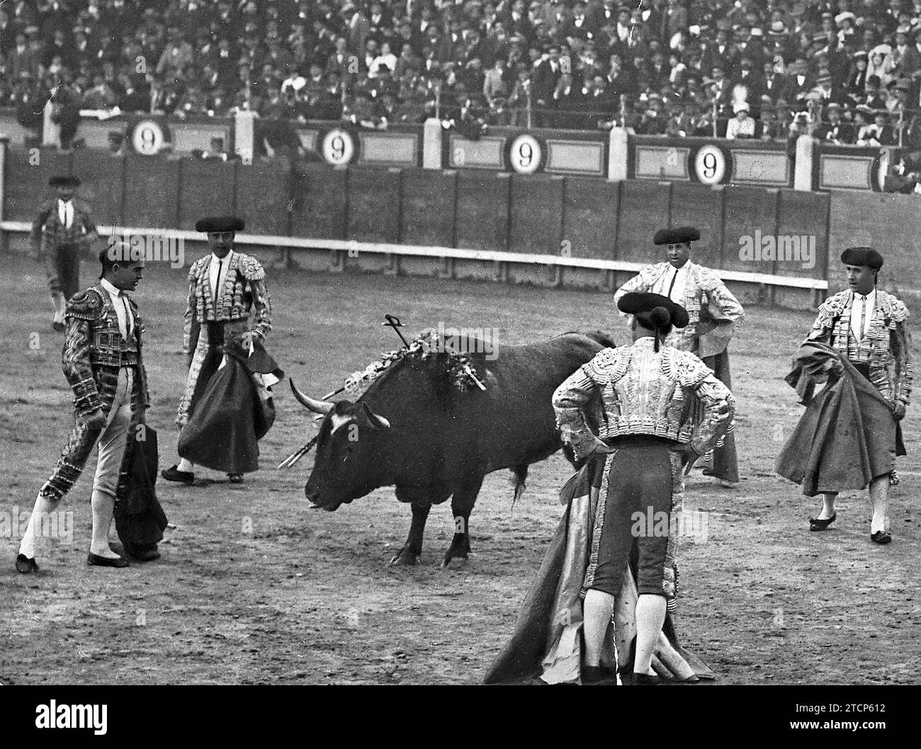 10/19/1913. - Ricardo Torres Bombita - addio - dopo la spinta che ha dato al primo Bull. Crediti: Album / Archivo ABC / Julio Duque Foto Stock