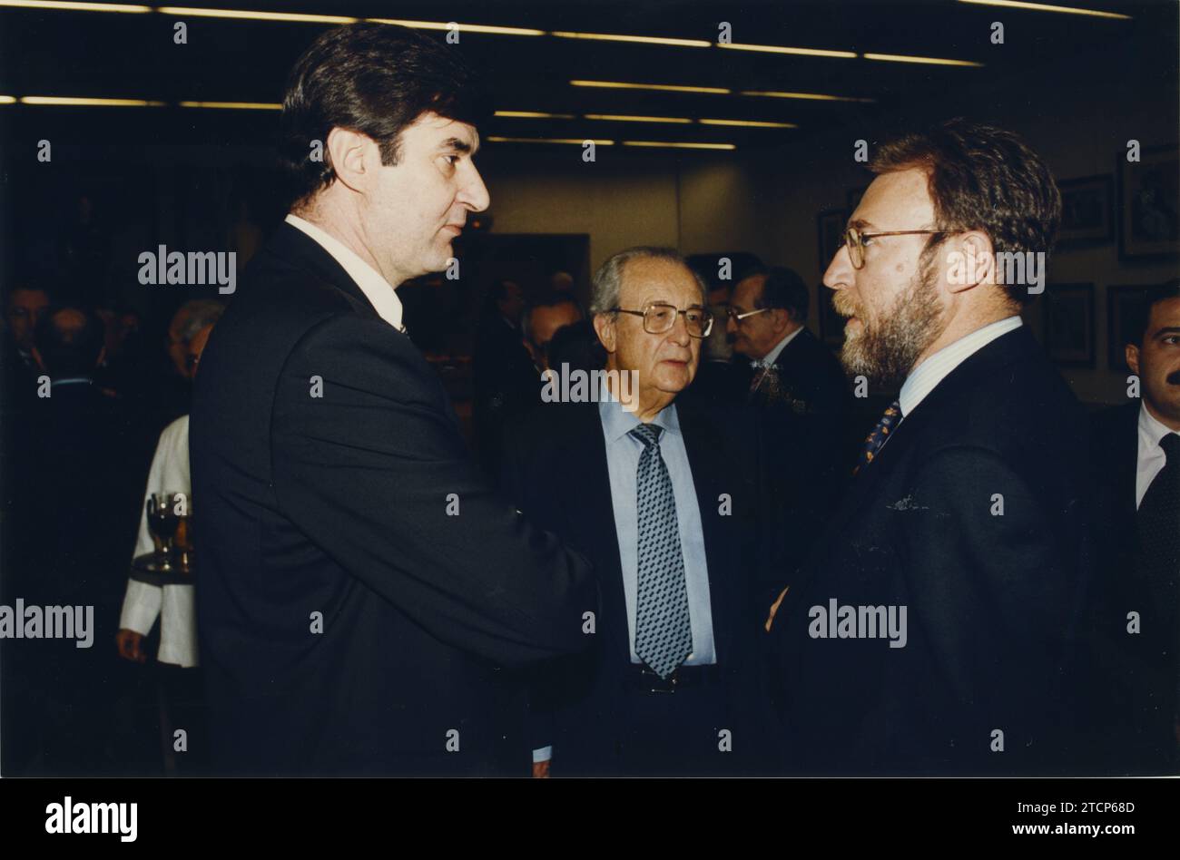 Madrid, 13/3/1997.- cena omaggio a Luis María Anson per la sua elezione come accademico della Royal Spanish Academy, tenutasi presso la Biblioteca ABC. Nella foto, da sinistra a destra: Rodrigo Gutiérrez, Nemesio Fernández Cuesta Illiana e José Antonio Sentís. Crediti: Album / Archivo ABC / Jaime García Foto Stock
