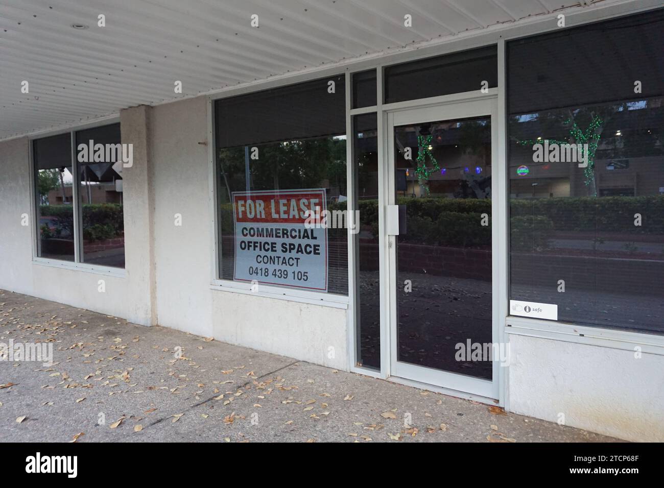 Per il leasing, firmare in una finestra di un ufficio commerciale vacante in West St, Mount Isa, Mt Isa, Queensland, Australia Foto Stock