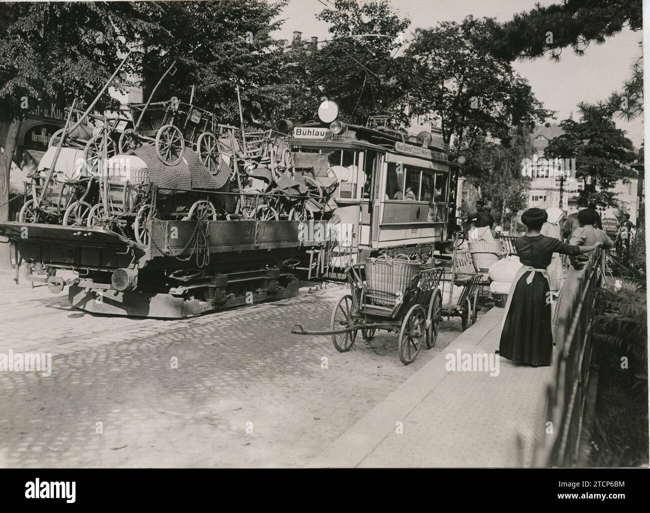 Dresda (Germania), agosto 1913. La trasloco a Dresda. Tram urbani utilizzati per il trasporto di scatole mobili. Crediti: Album / Archivo ABC / Charles Trampus Foto Stock