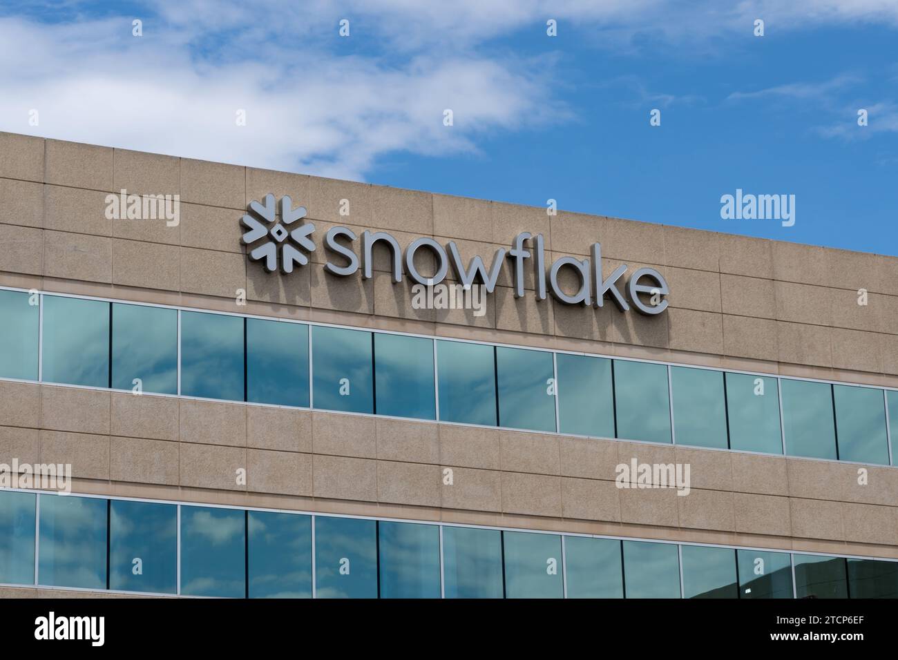 Cartello con il fiocco di neve sul suo edificio di uffici a Dublino, California, Stati Uniti Foto Stock