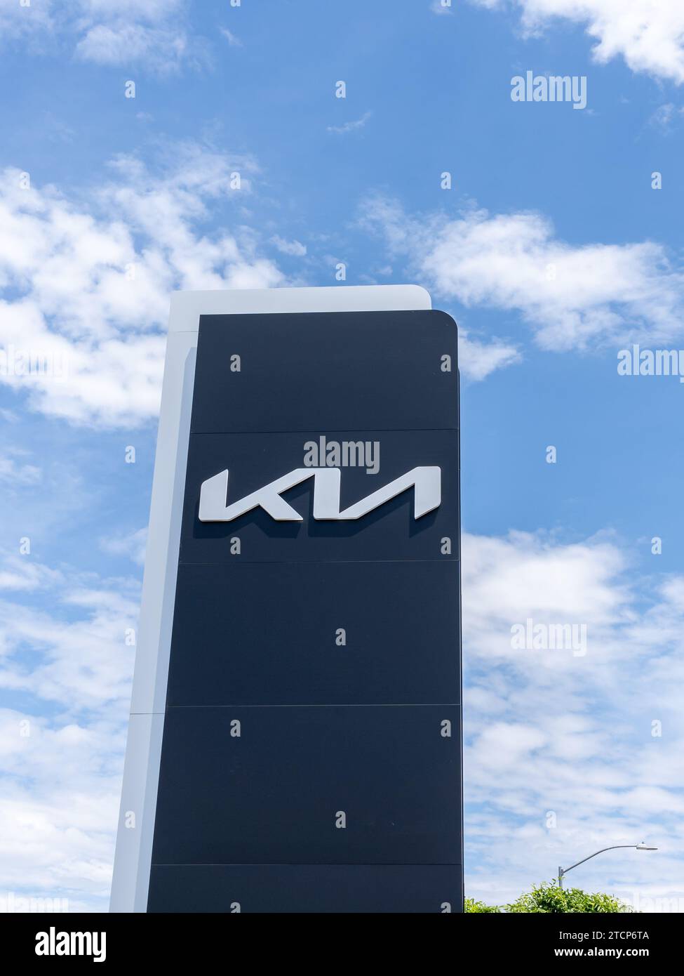 Primo piano del logo Kia presso la concessionaria di Dublino, California, USA Foto Stock
