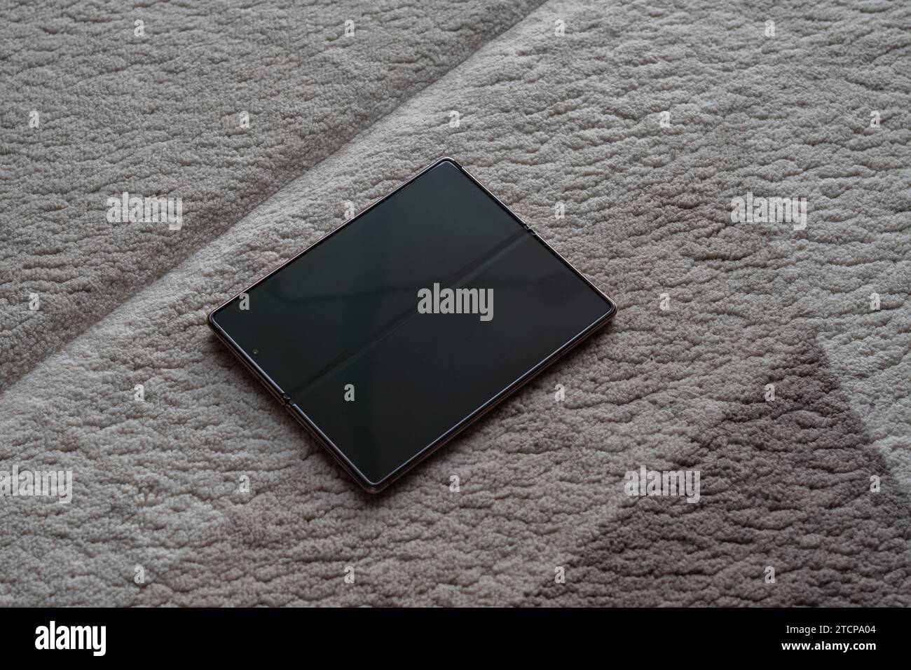 HCMC, VN - dicembre 2023. Smartphone Samsung Galaxy X Fold 2 Foto Stock