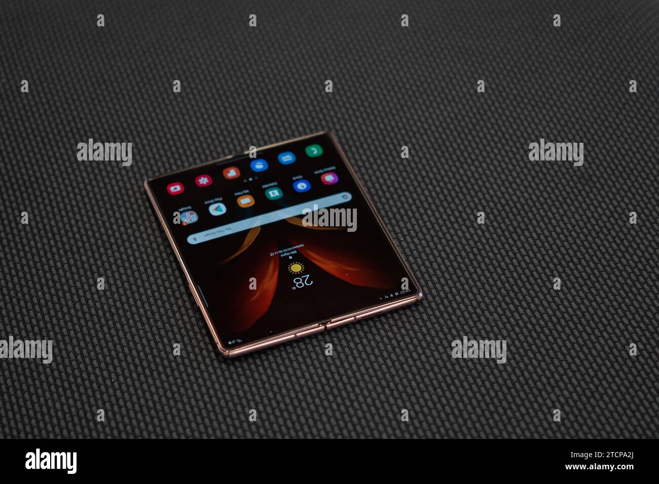 HCMC, VN - dicembre 2023. Smartphone Samsung Galaxy X Fold 2 Foto Stock