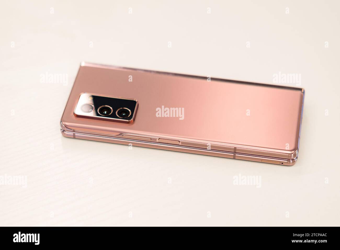 HCMC, VN - dicembre 2023. Smartphone Samsung Galaxy X Fold 2 Foto Stock