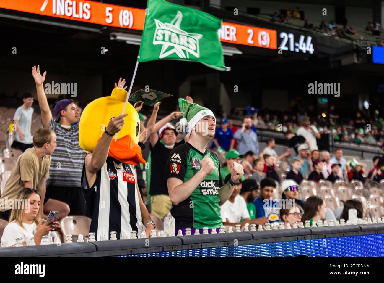 Melbourne, Australia. 13 dicembre 2023. I tifosi del Melbourne Stars durante il match T20 del KFC Big Bash League (BBL13) tra Melbourne Stars e Perth Scorchers al Melbourne Cricket Ground. Credito: Santanu Banik/Alamy Live News Foto Stock