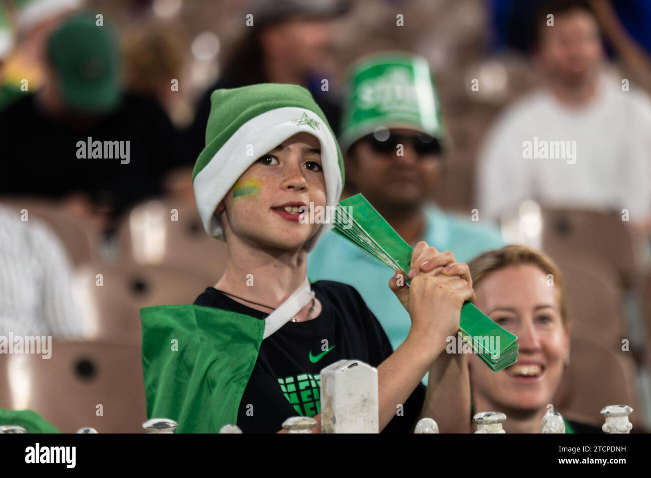Melbourne, Australia. 13 dicembre 2023. I tifosi del Melbourne Stars durante il match T20 del KFC Big Bash League (BBL13) tra Melbourne Stars e Perth Scorchers al Melbourne Cricket Ground. Credito: Santanu Banik/Alamy Live News Foto Stock