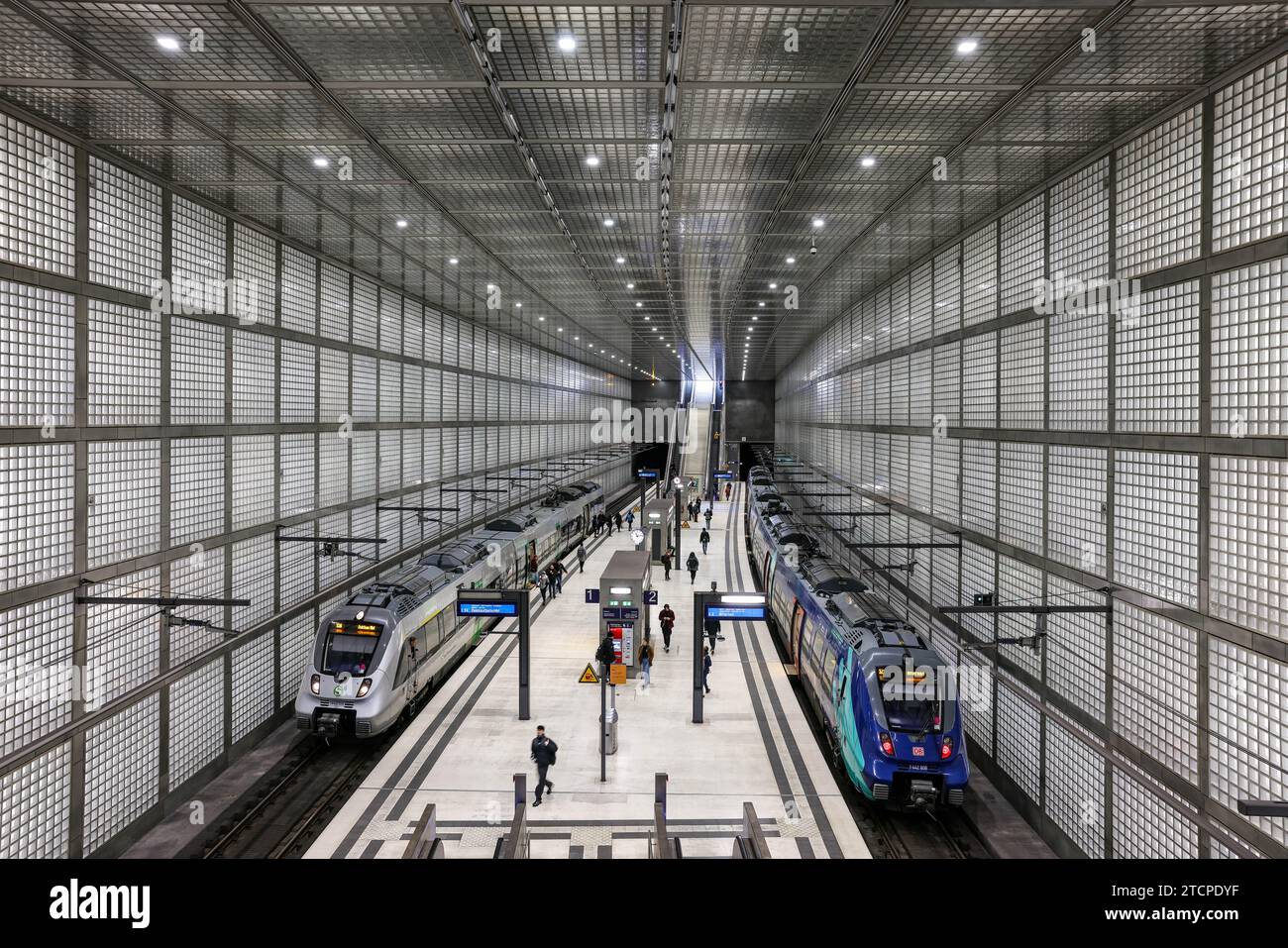 Lipsia, Germania. 12 dicembre 2023. Due treni Della S-Bahn si trovano nella stazione Wilhelm-Leuschner-Platz nel tunnel della città. Dieci anni fa, il 15 dicembre 2013, il City Tunnel, lungo quattro chilometri, entrò in funzione. Originariamente stanziato a 572 milioni di euro, il tunnel ferroviario ha finito per costare 960 milioni di euro. Crediti: Jan Woitas/dpa/Alamy Live News Foto Stock