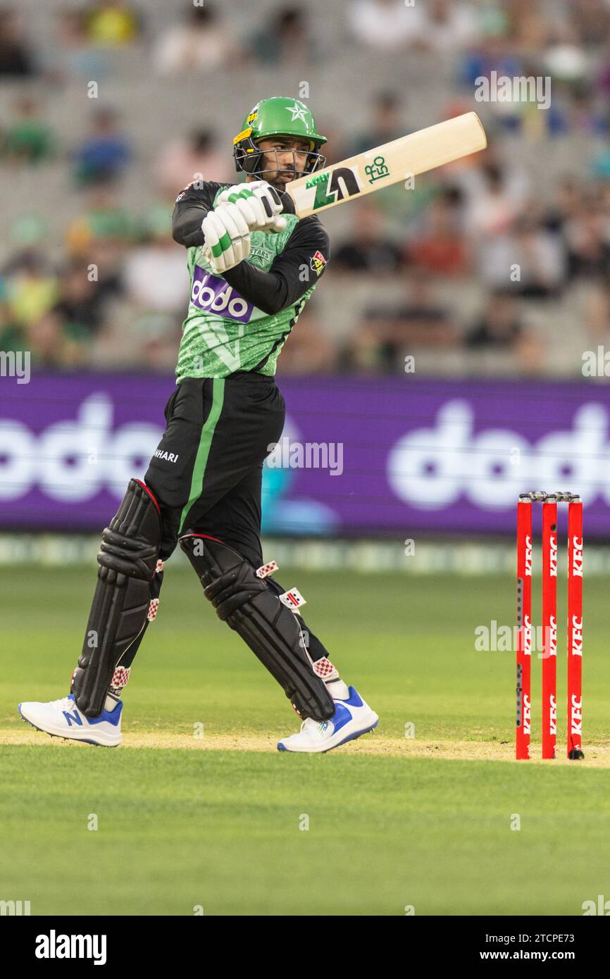 Melbourne, Australia. 13 dicembre 2023. Il giocatore del Melbourne Stars Haris Rauf batte durante la partita KFC Big Bash League (BBL13) T20 tra Melbourne Stars e Perth Scorchers al Melbourne Cricket Ground. Credito: Santanu Banik/Alamy Live News Foto Stock