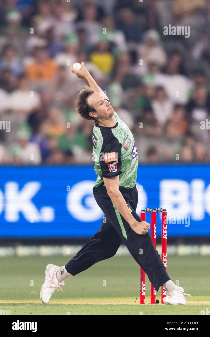 Melbourne, Australia. 13 dicembre 2023. Il giocatore dei Melbourne Stars Joel Paris si esibisce durante la partita T20 del KFC Big Bash League (BBL13) tra Melbourne Stars e Perth Scorchers al Melbourne Cricket Ground. Credito: Santanu Banik/Alamy Live News Foto Stock