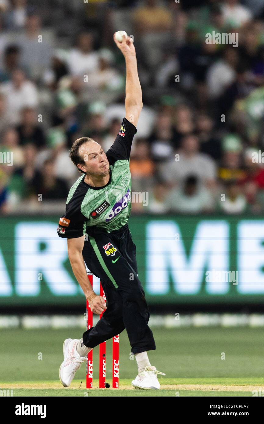 Melbourne, Australia. 13 dicembre 2023. Il giocatore dei Melbourne Stars Joel Paris si esibisce durante la partita T20 del KFC Big Bash League (BBL13) tra Melbourne Stars e Perth Scorchers al Melbourne Cricket Ground. Credito: Santanu Banik/Alamy Live News Foto Stock