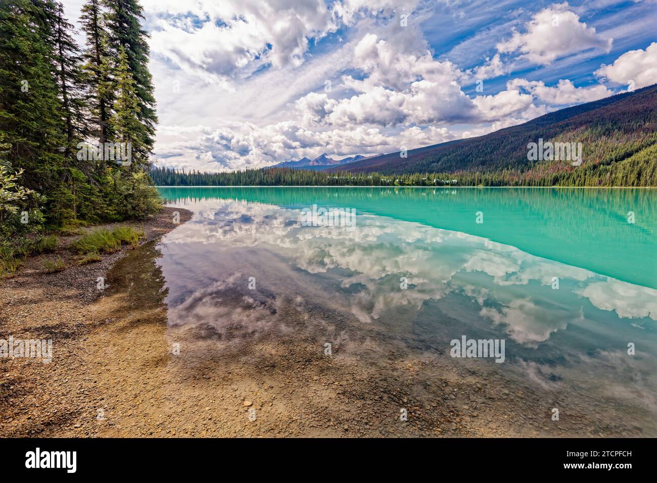 Nuvole riflesse nel Lago Emerald, Parco Nazionale di Yoho, Columbia Britannica, Canada Foto Stock