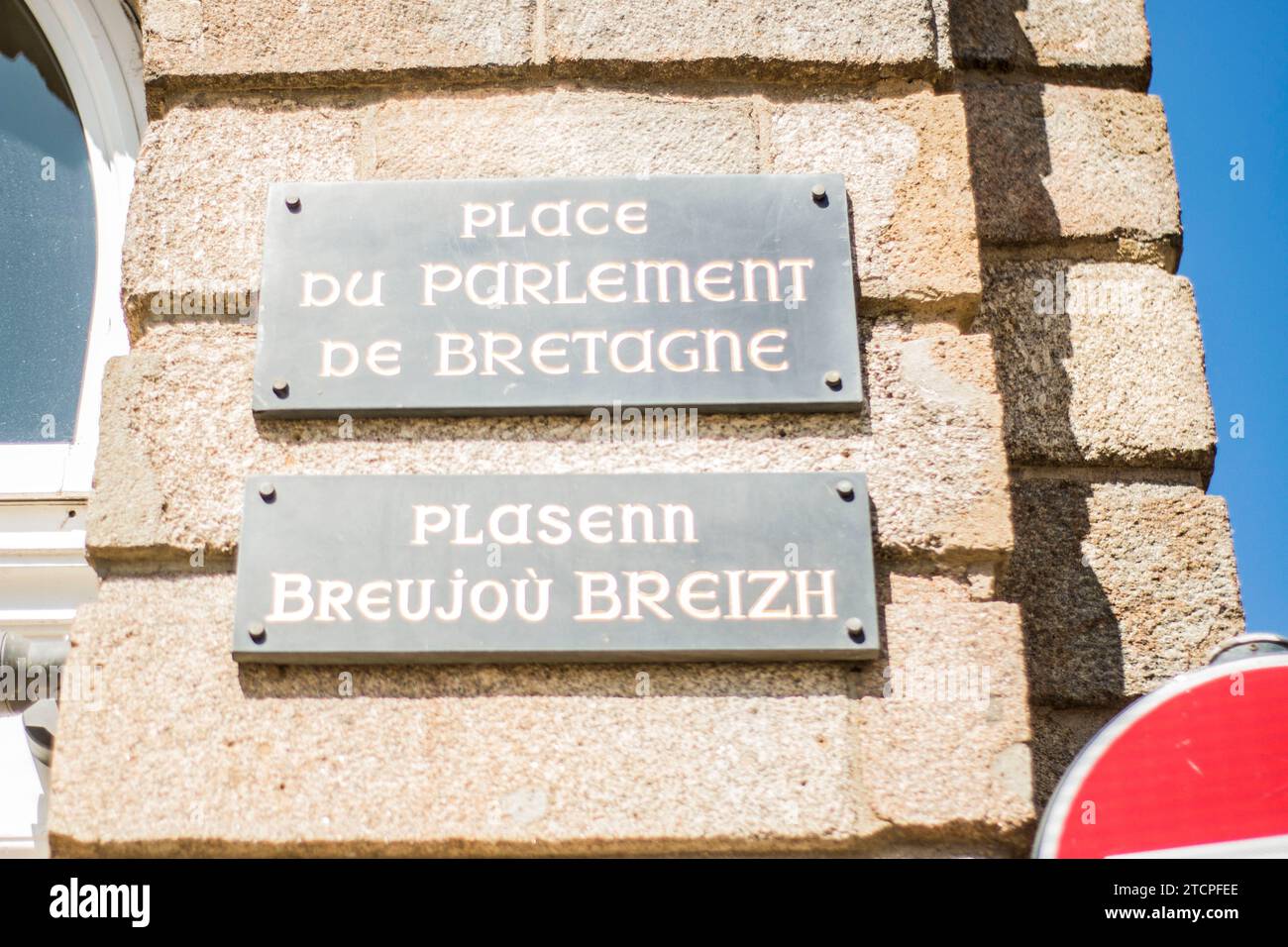 Insegne di Bilignual in francese e bretone (brezhoneg) per la piazza del parlamento a Rennes, Bretagna, Francia Foto Stock