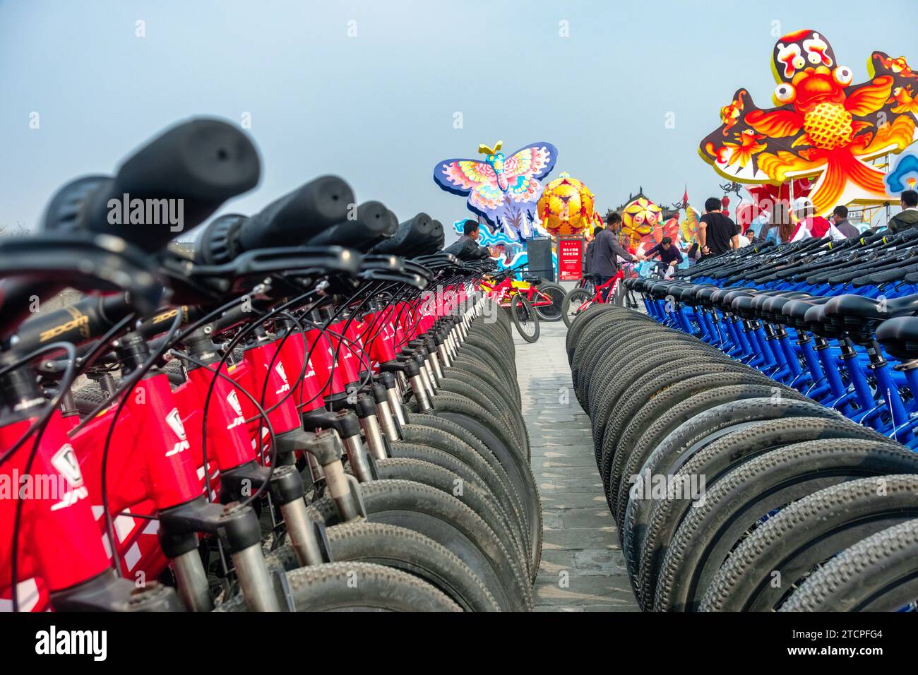 Endless Row of Bikes da noleggiare, City Wall of Xian, Shaanxi, Cina Foto Stock