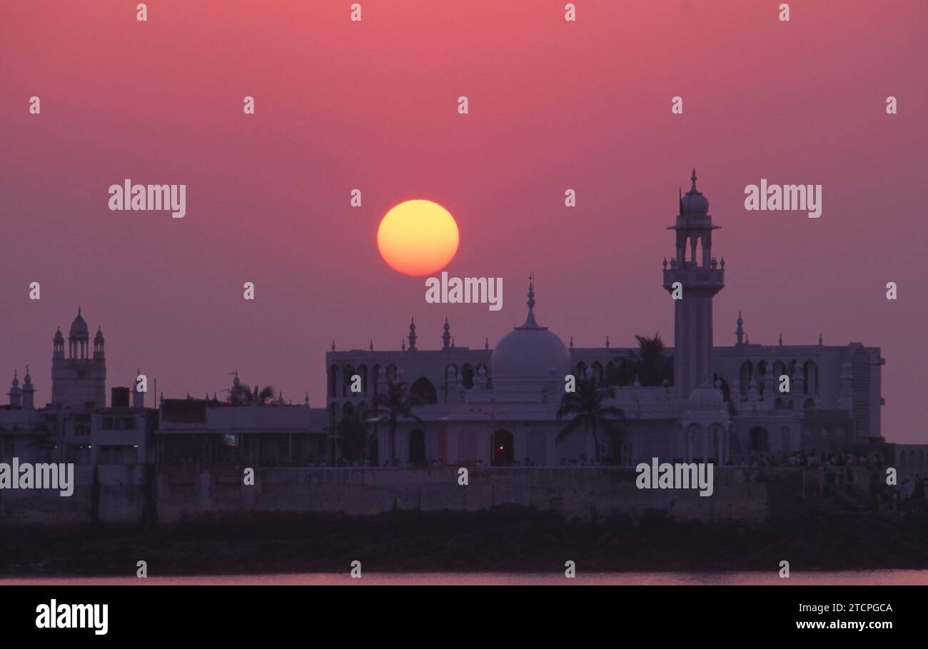 India: Tramonto presso la moschea Haji Ali e Dargah, Worli Bay, Mumbai. Il dargah è costruito nel mare e ospita la tomba del santo musulmano PIR Haji Ali Shah Bukhari. Il dargah fu costruito nel 1431. Foto Stock