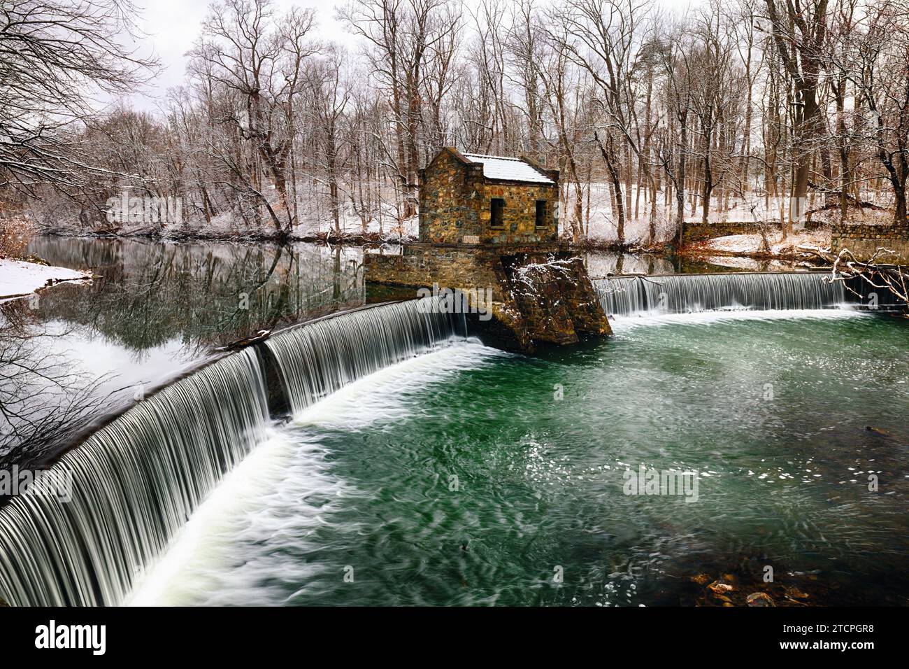 Diga sul lago Speedwell al posto dell'Old Iron Work durante l'inverno, Morristown, Morris County, New Jersey, USA Foto Stock
