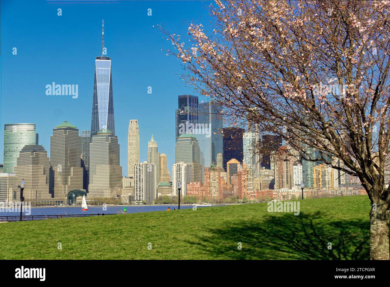 Soleggiata giornata primaverile nel Liberty State Park con vista su Lower Manhattan, Jersey City, New Jersey Foto Stock