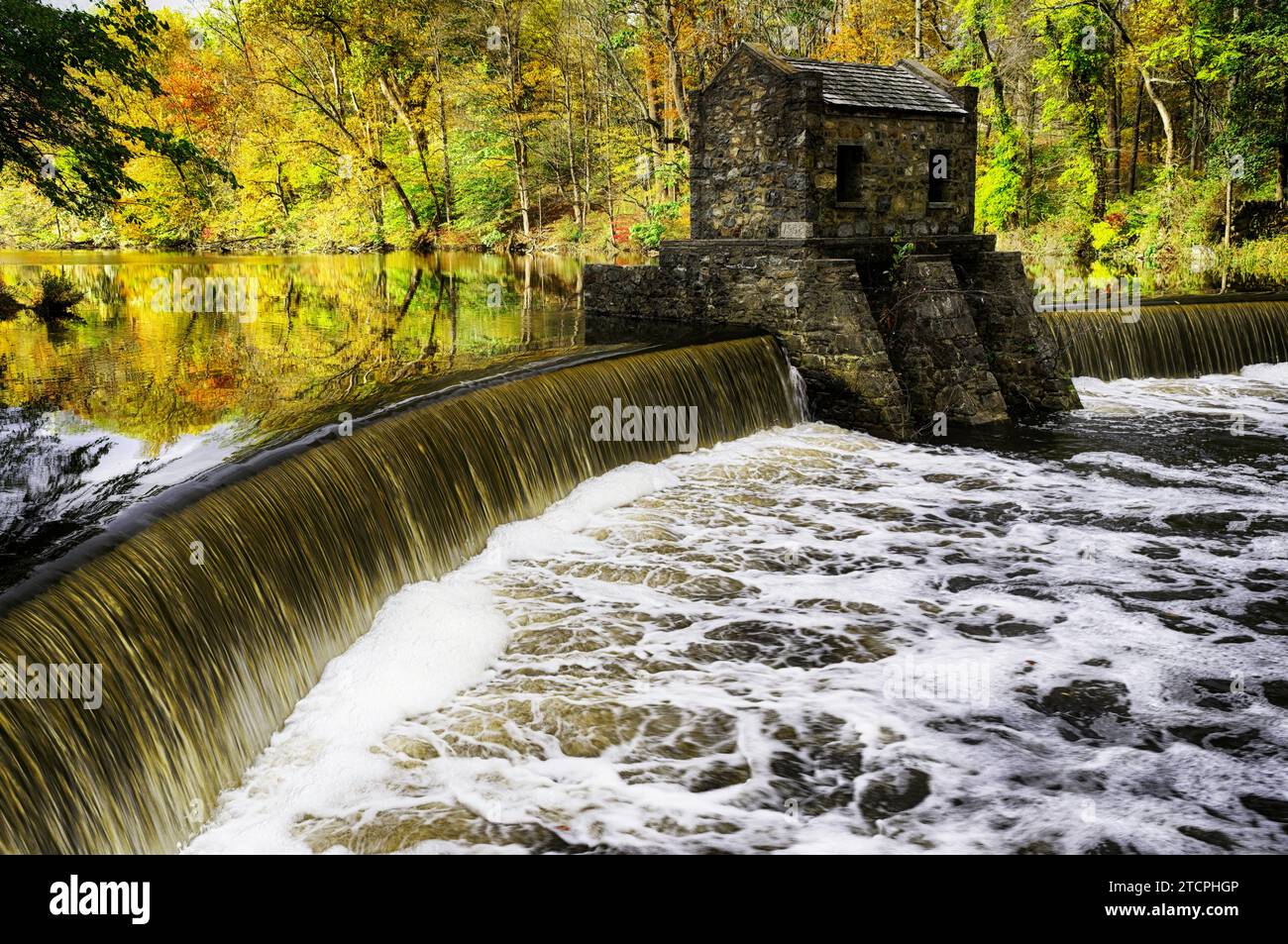 Diga sul lago Speedwell al posto della vecchia ferriera in autunno, Morristown, Morris County, New Jersey, USA Foto Stock