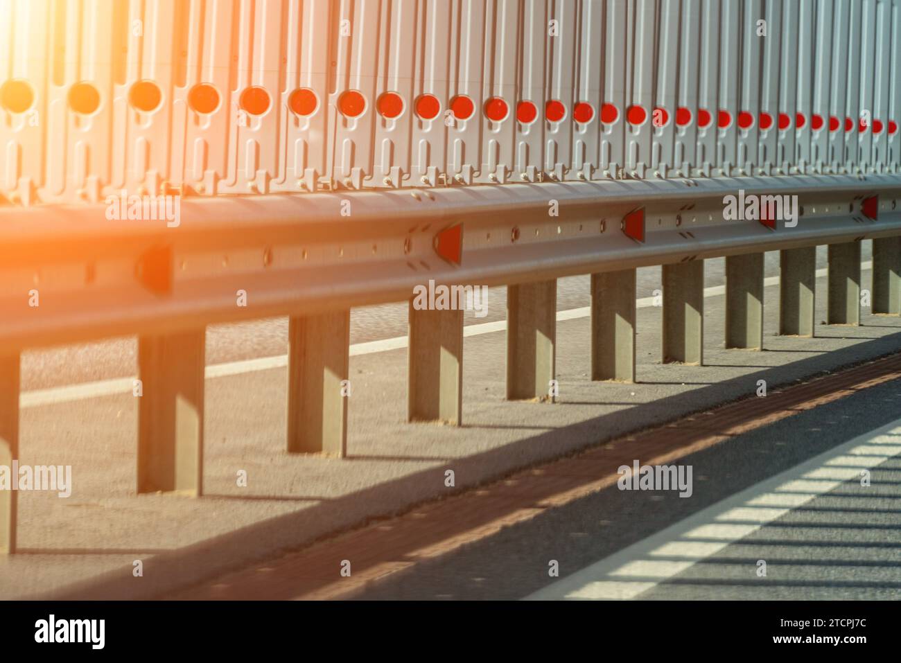 Barriere di sicurezza sull'autostrada. Barriera di sicurezza in acciaio anodizzato. Miglioramento della sicurezza stradale. Foto Stock
