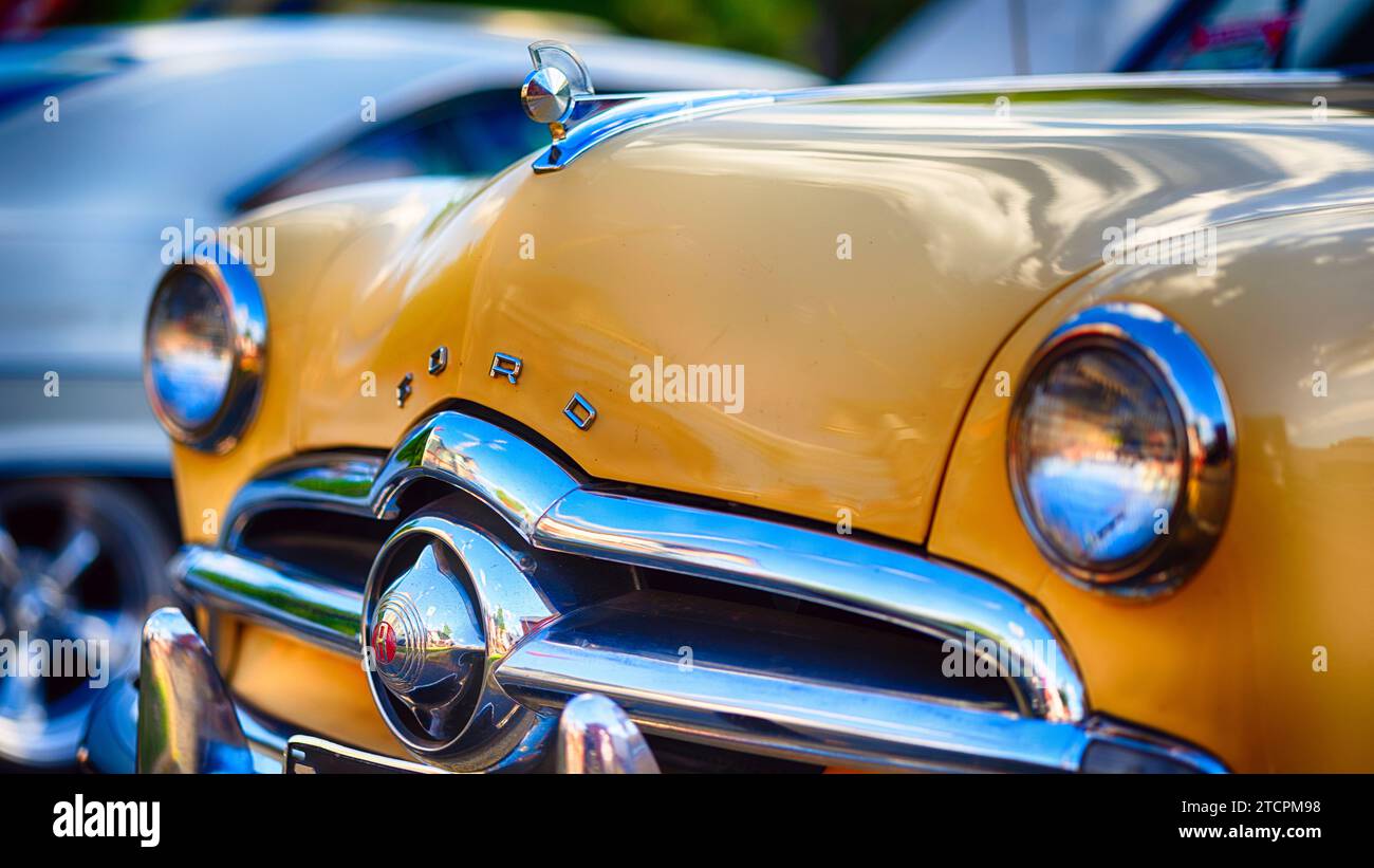 Vista ravvicinata frontale di una Ford Custom Automobile classica del 1949 Foto Stock