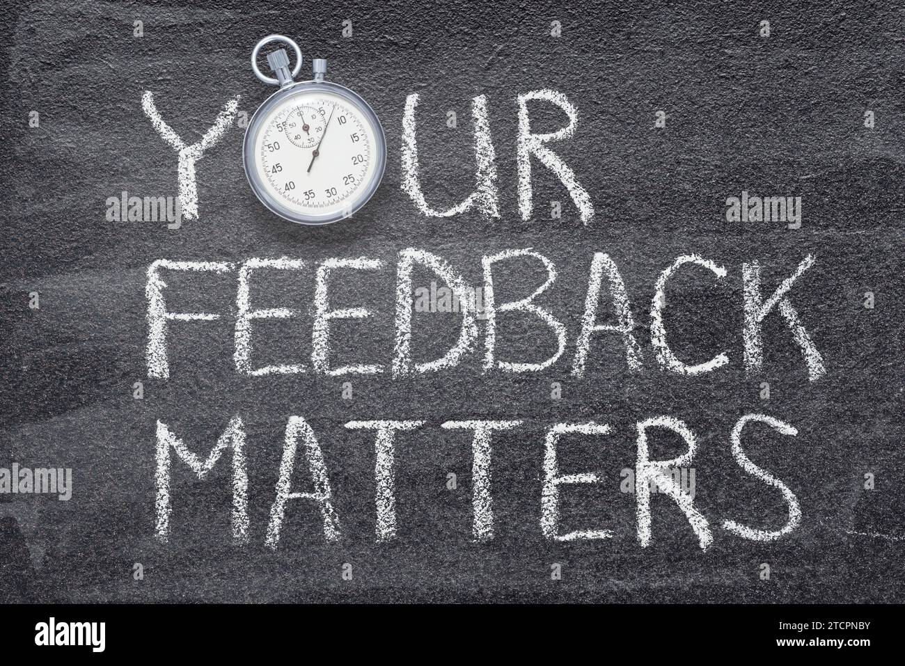 il tuo feedback conta la frase scritta sulla lavagna con cronometro vintage preciso Foto Stock