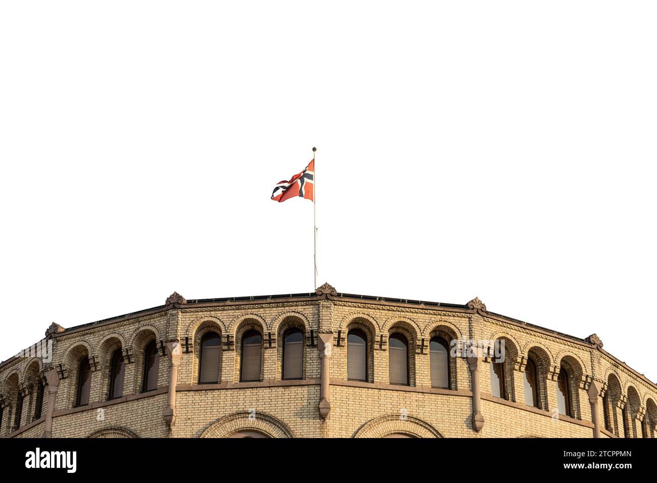 La bandiera norvegese sventola sul tetto dell'edificio del parlamento di Oslo con uno sfondo trasparente Foto Stock