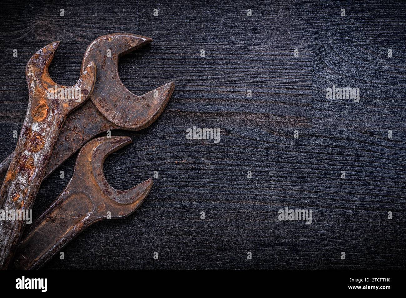 Composizione di chiavi d'epoca su pannello in legno concetto di costruzione Foto Stock
