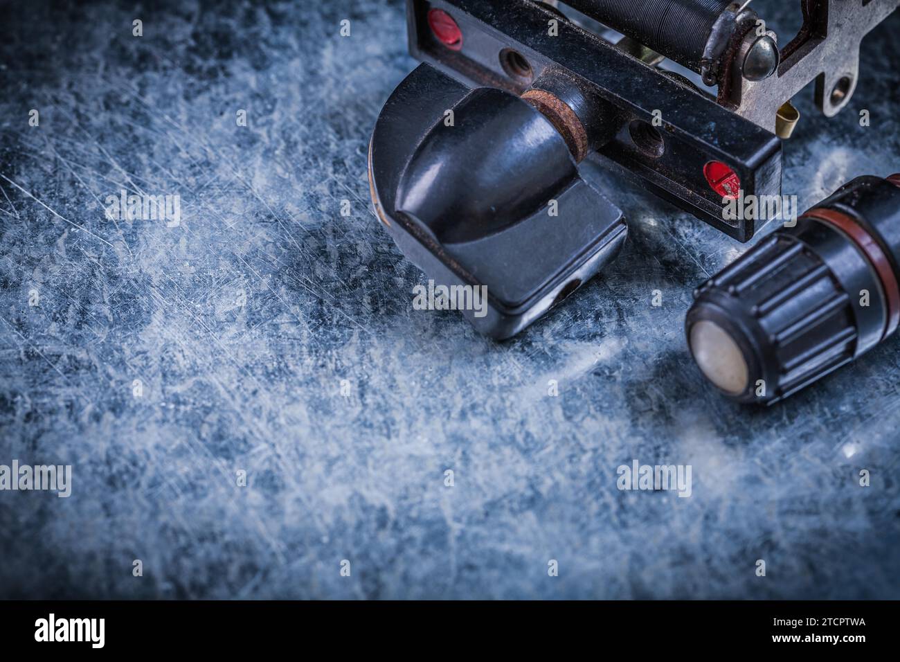 Resistenza elettrica portafusibili su sfondo metallico concetto di elettricità Foto Stock