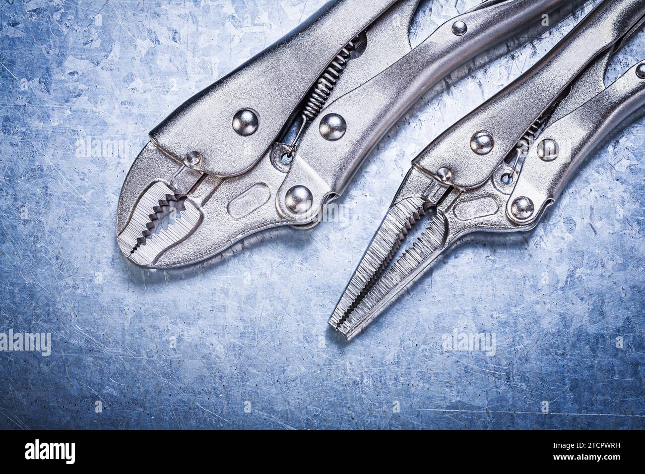 Pinze grip con ganasce chiuse su sfondo metallico Design Concept Foto Stock
