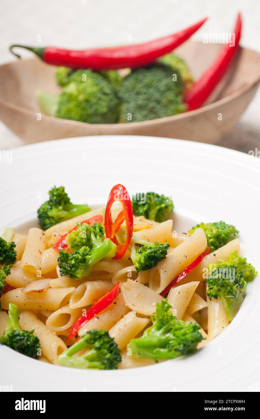 Classica penne italiana con broccoli e peperoncino rosso Foto Stock