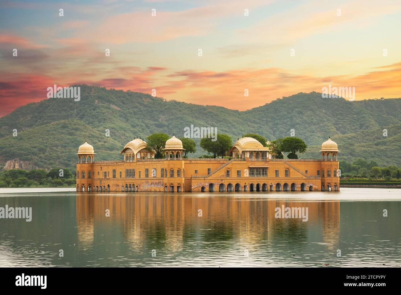 JAL Mahal, palazzo acquatico, è un palazzo situato nel mezzo del lago Man Sagar nella città di Jaipur, la capitale dello stato del Rajasthan, in India Foto Stock