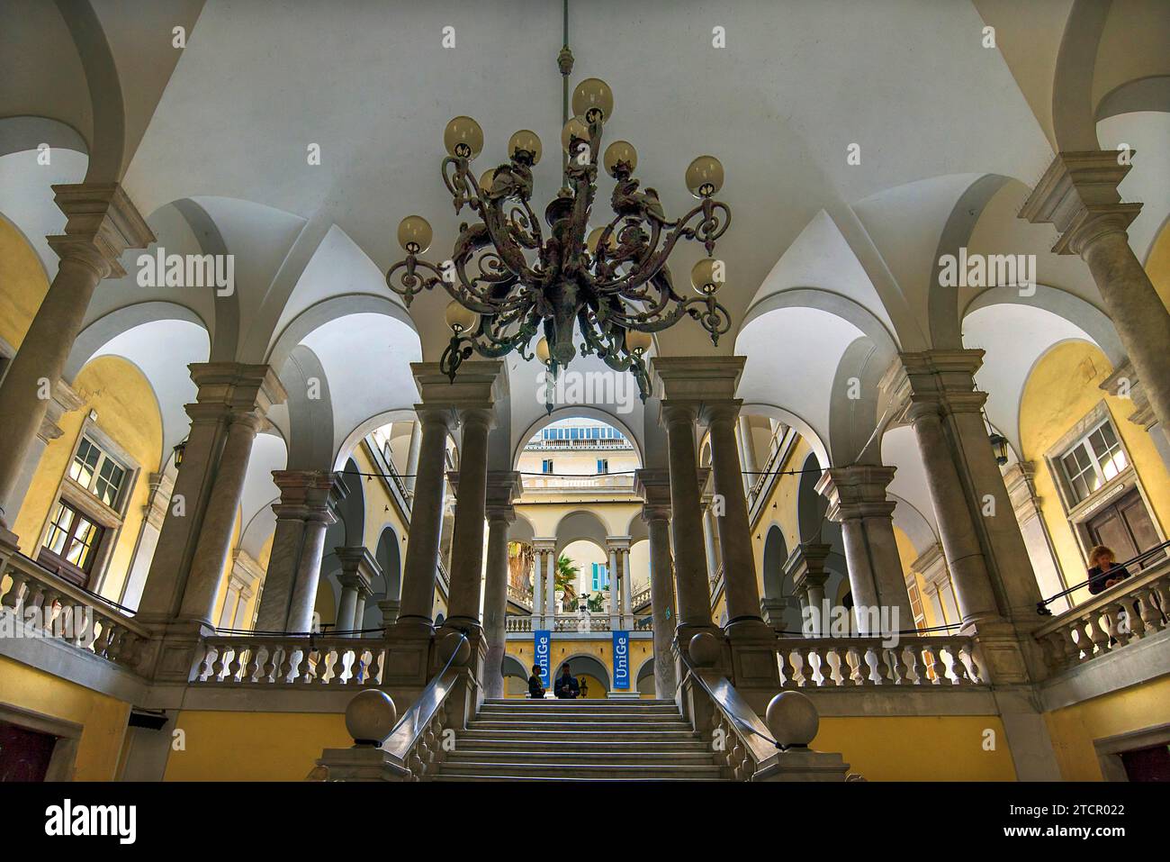 Sala d'ingresso con scala per il cortile interno dell'università, ex palazzo, Genova, Italia Foto Stock