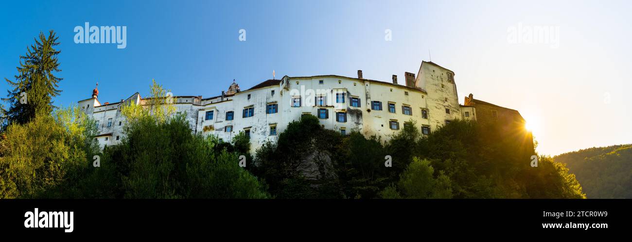 Herberstein, Austria, 15.09.2019: PalaceCastello di Herberstein sul panorama collinare. Destinazione turistica per le vacanze Foto Stock