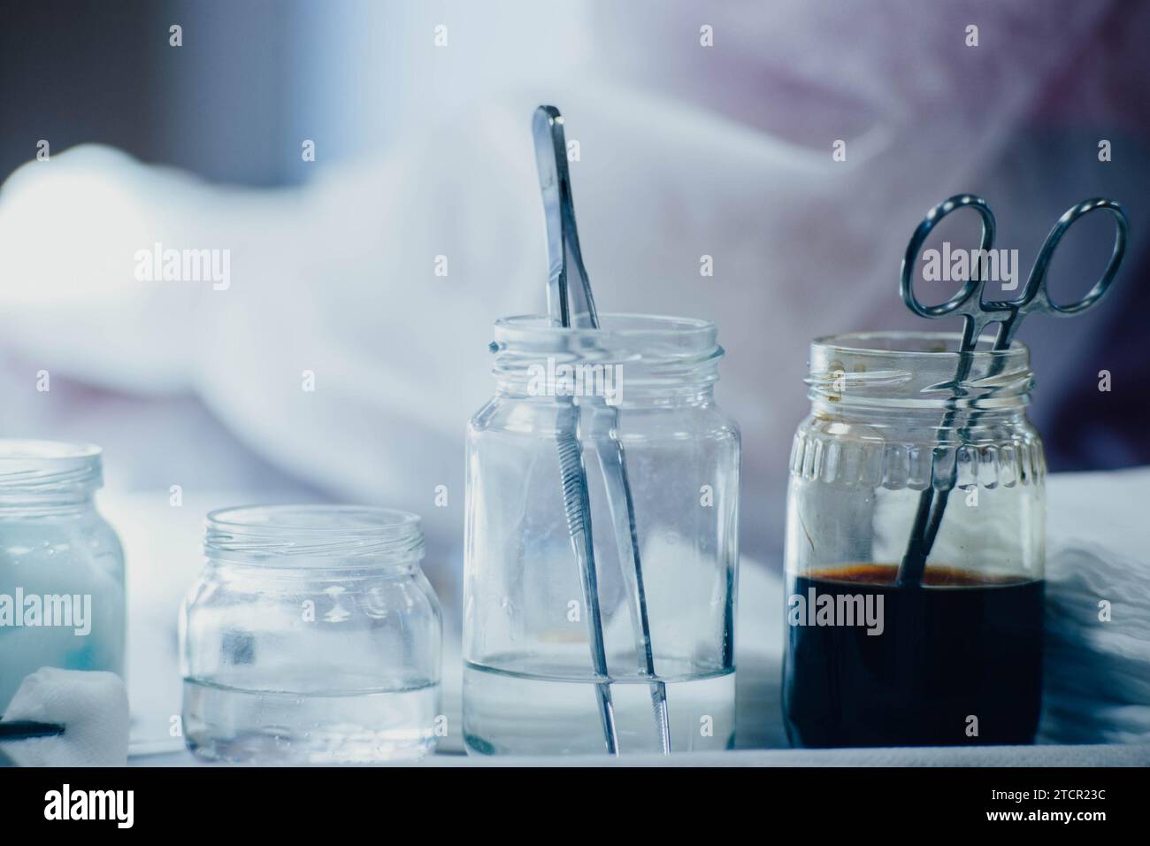 Sterilizzazione di strumenti chirurgici durante l'intervento chirurgico Foto Stock