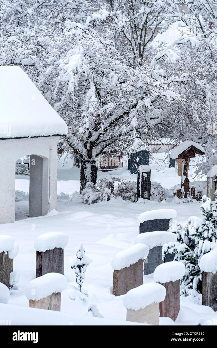 Cemetery at St Martin's parish church, late Middle Ages, snowed in, fresh snow, heavy snowfall, snow chaos, onset of winter, Marzling, Freising Foto Stock