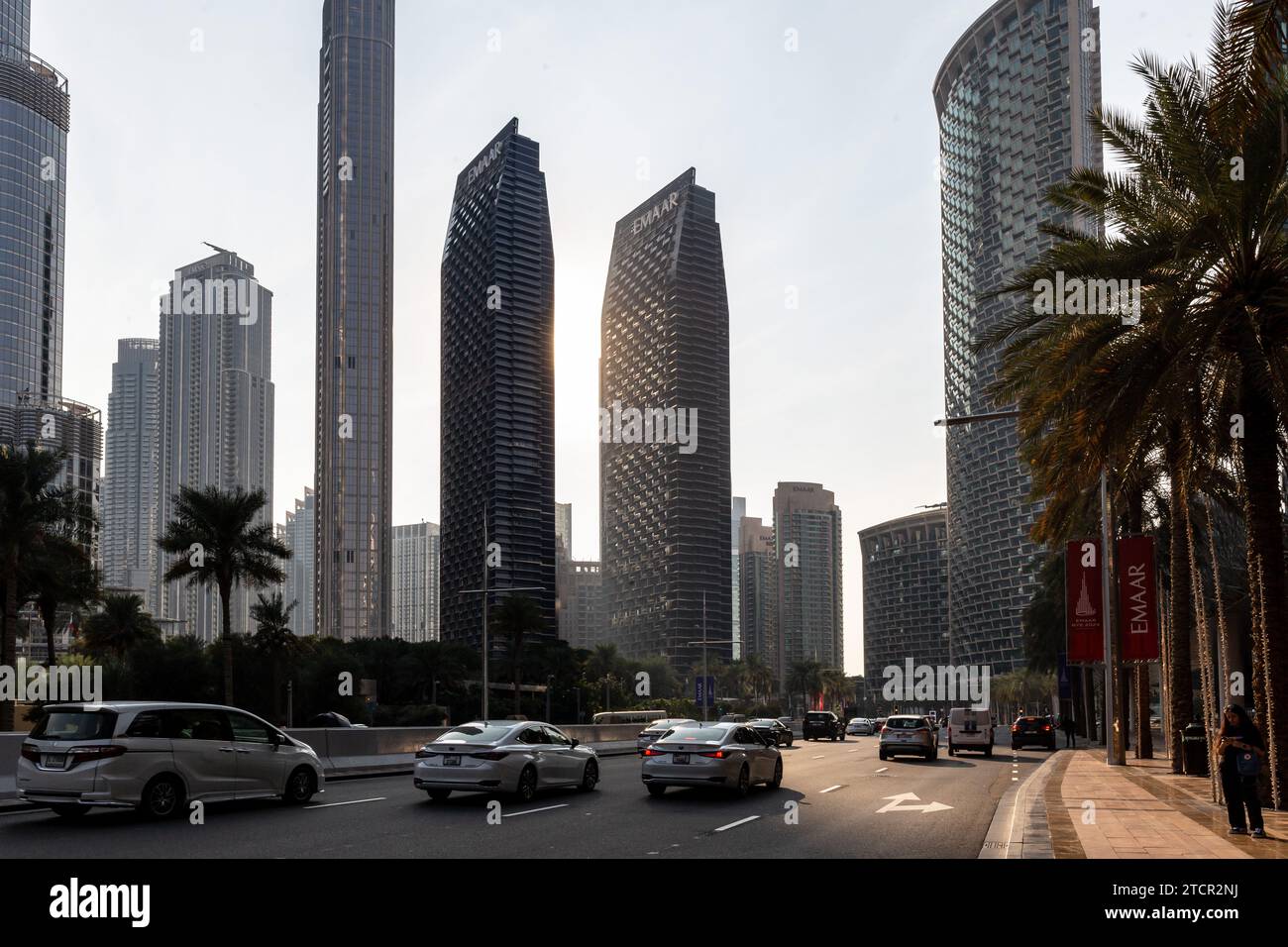 Un intenso traffico automobilistico è visto nel centro di Dubai, Sheikh Zayed Road, Emirati Arabi Uniti, in una calda serata del 13 dicembre 2023. Foto Stock