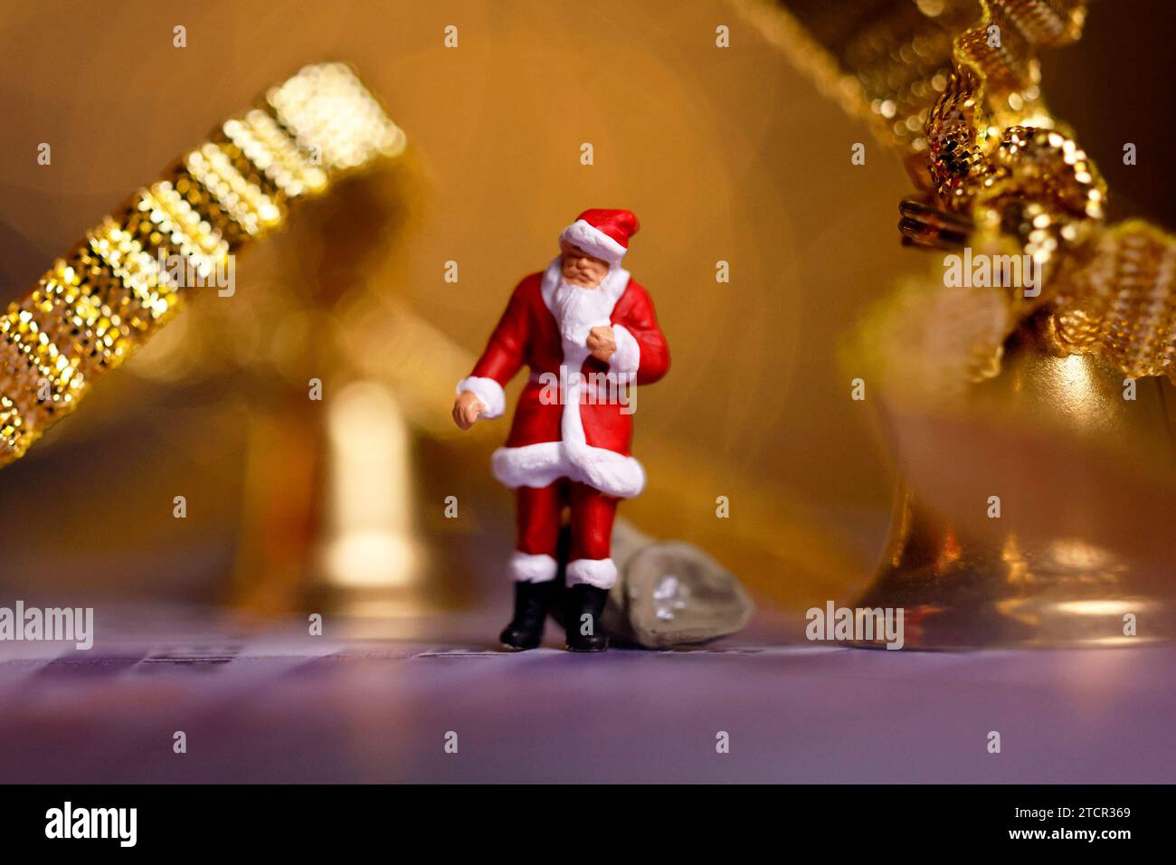 Ein Miniatur Nikolaus Zwischen Gl ckchen Steht Auf Nachbildungen Von ein-miniatur-nikolaus-zwischen-gl-ckchen-steht-auf-nachbildungen-von