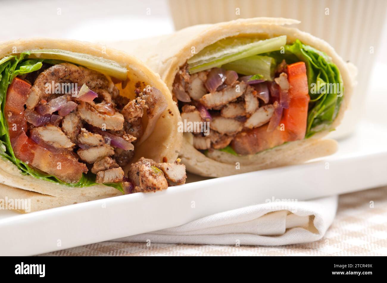 Panino con pita di pollo Kafta shawarma, tradizionale cibo arabo medio-orientale Foto Stock