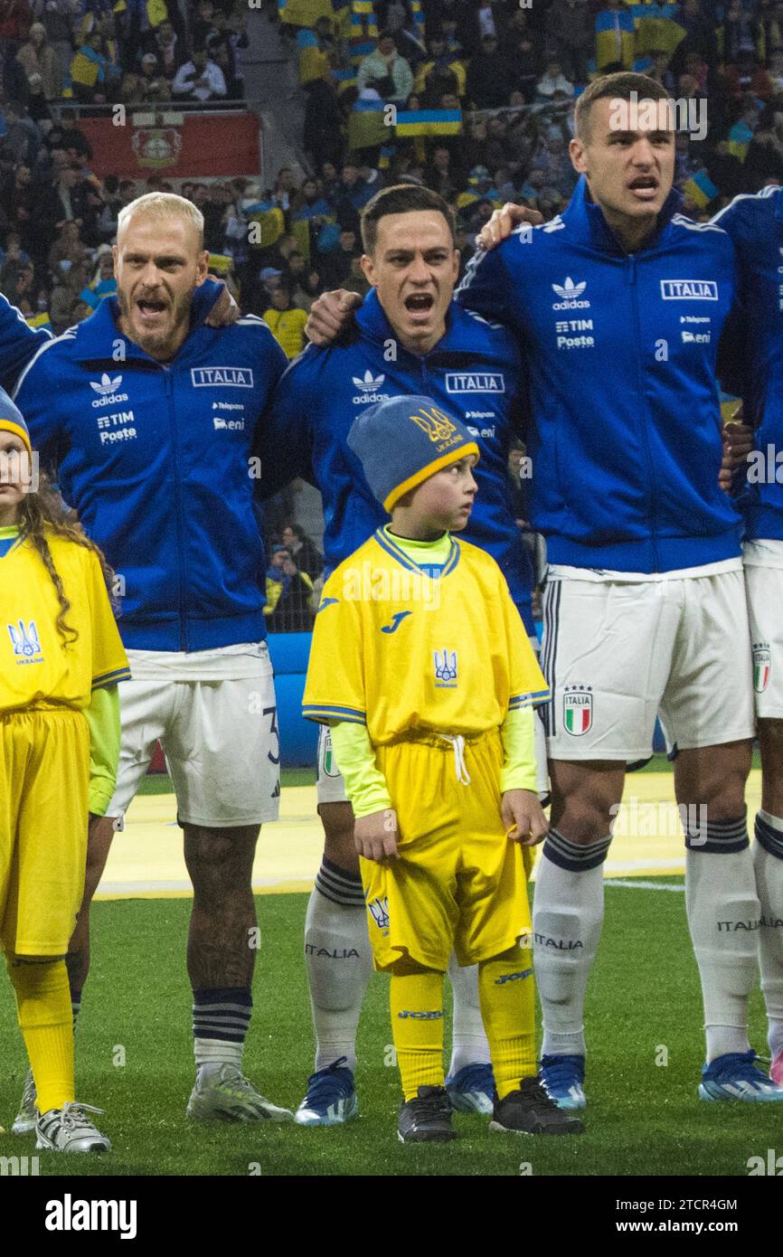 Federico DIMARCO Italia, Giacomo RASPADORI Italia e Alessandro BUONGIORNO Italia cantano l'inno nazionale italiano, partita di calcio Foto Stock