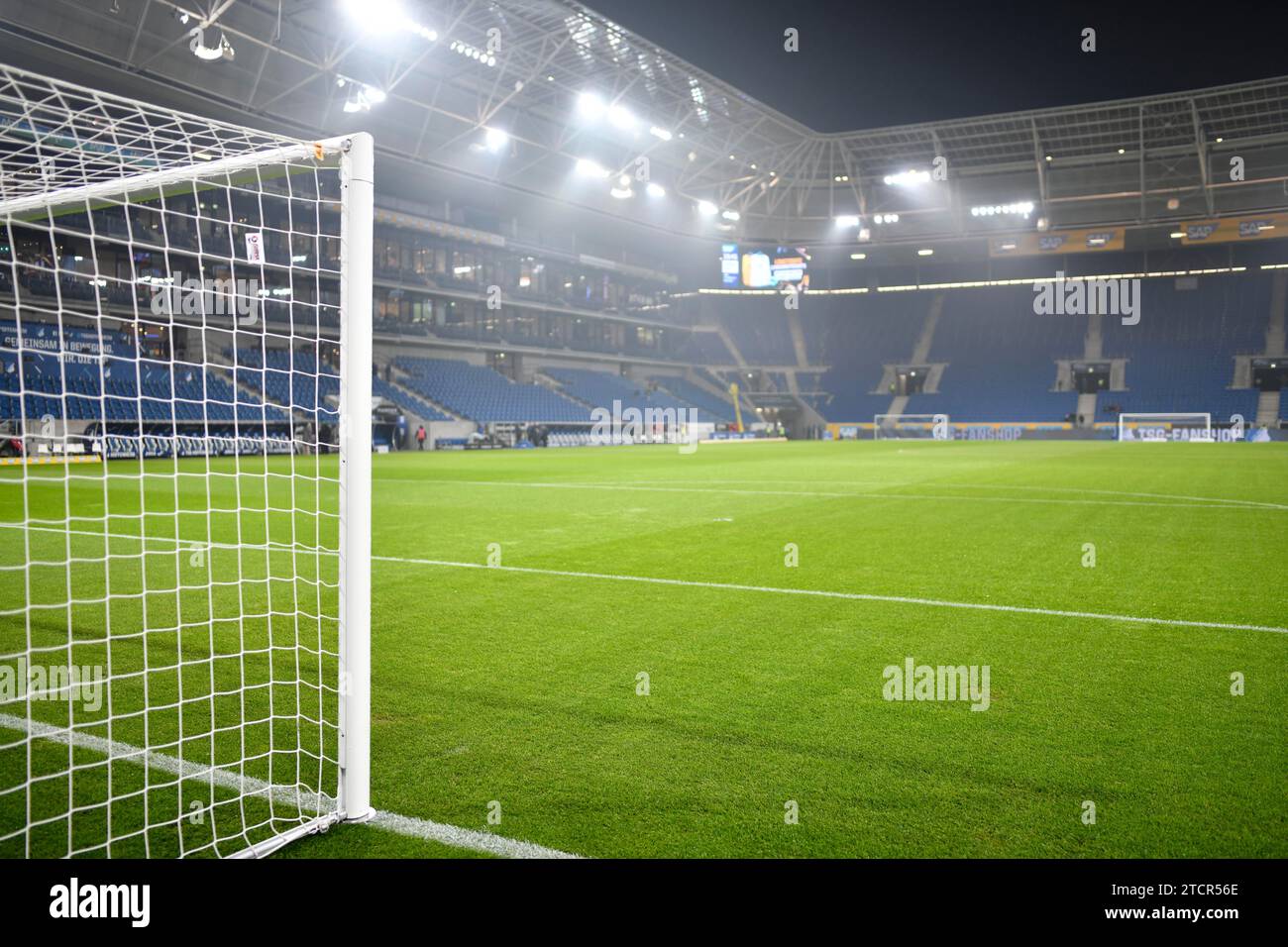 Interno stadio, goal, rete porta, vuoto, campo, PreZero Arena, Sinsheim, Baden-Wuerttemberg, Germania Foto Stock